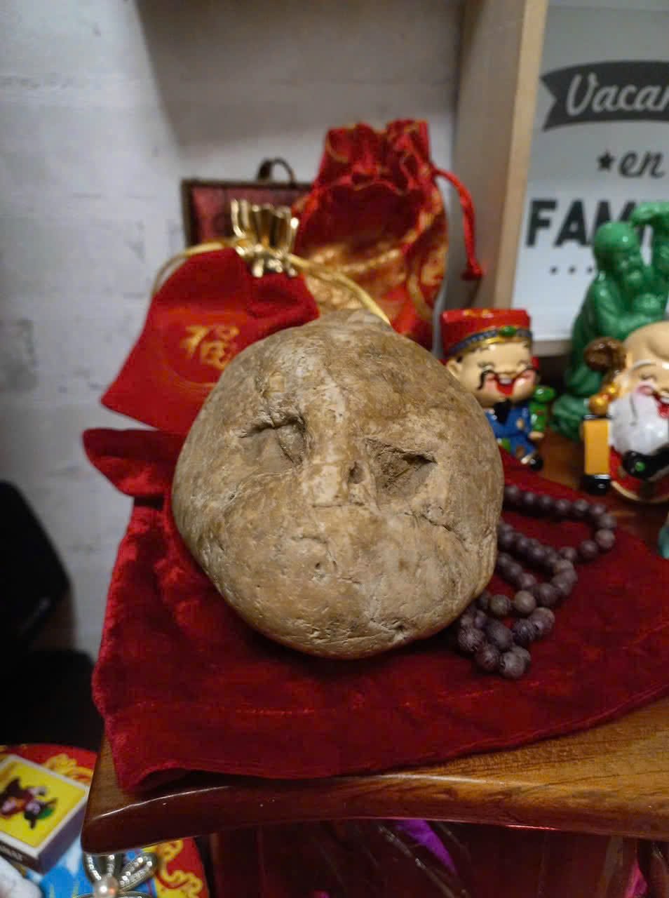 Viên Đá Kỳ Lạ: Lời Nhắn Nhủ Âm Thầm